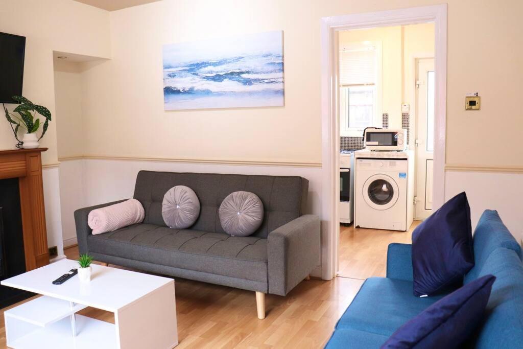 Unique 3 Bedroom House Free Wifi & Parking *