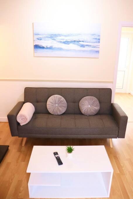 Apartment Unique 3 Bedroom House Free Wifi & Parking *