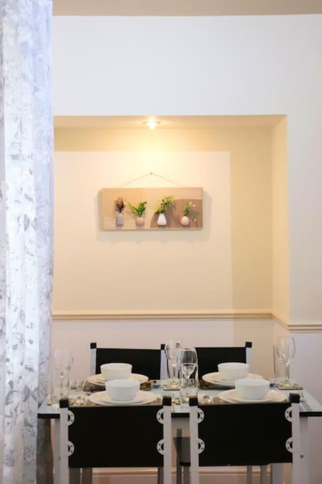 Unique 3 Bedroom House Free Wifi & Parking *