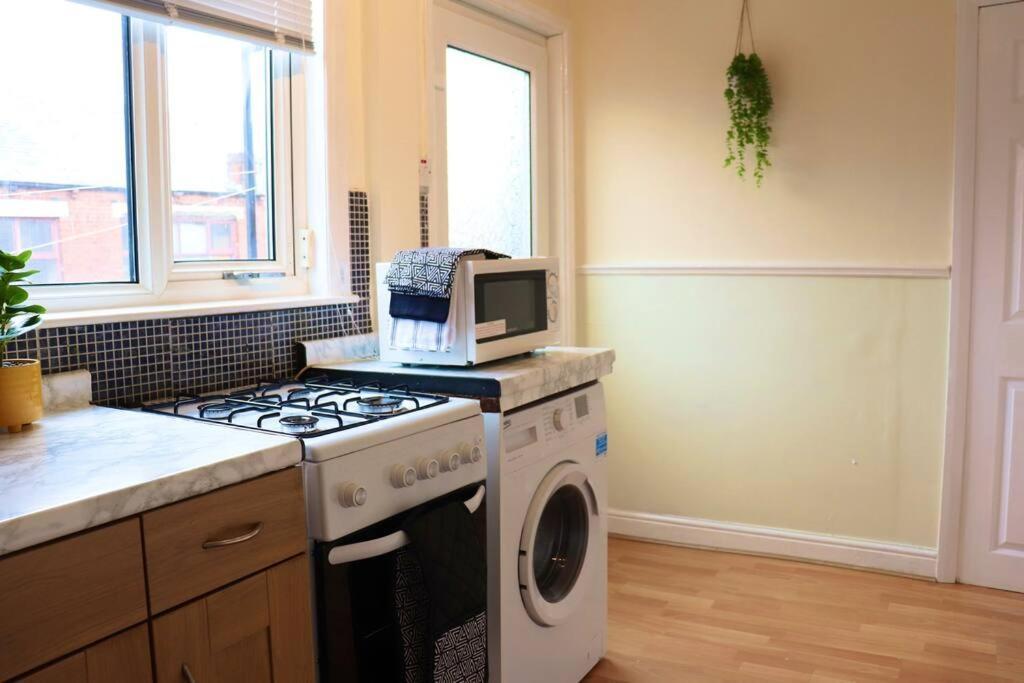 Apartment Unique 3 Bedroom House Free Wifi & Parking *