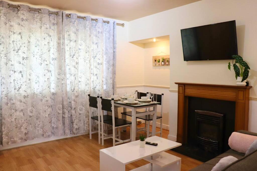 Unique 3 Bedroom House Free Wifi & Parking * Leeds (West Yorkshire)